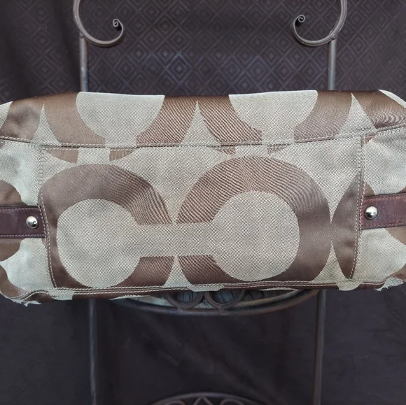 Large Coach satchel. See pics for wear on corners and straps - Picture 4 of 13